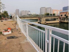 供应路侧白色栏杆 道路京式护栏 深圳甲型护栏定做图1