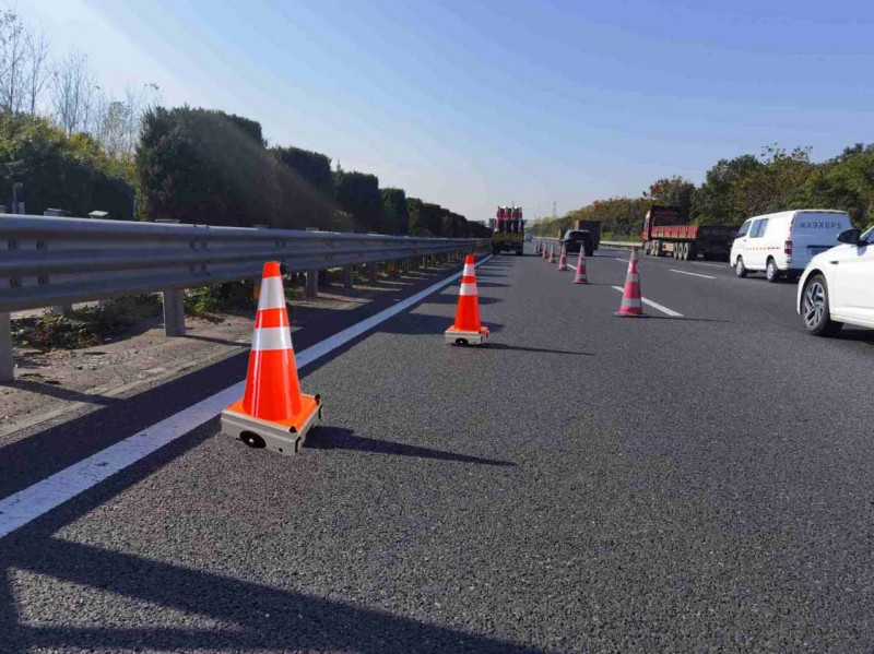 封道路锥机器人图